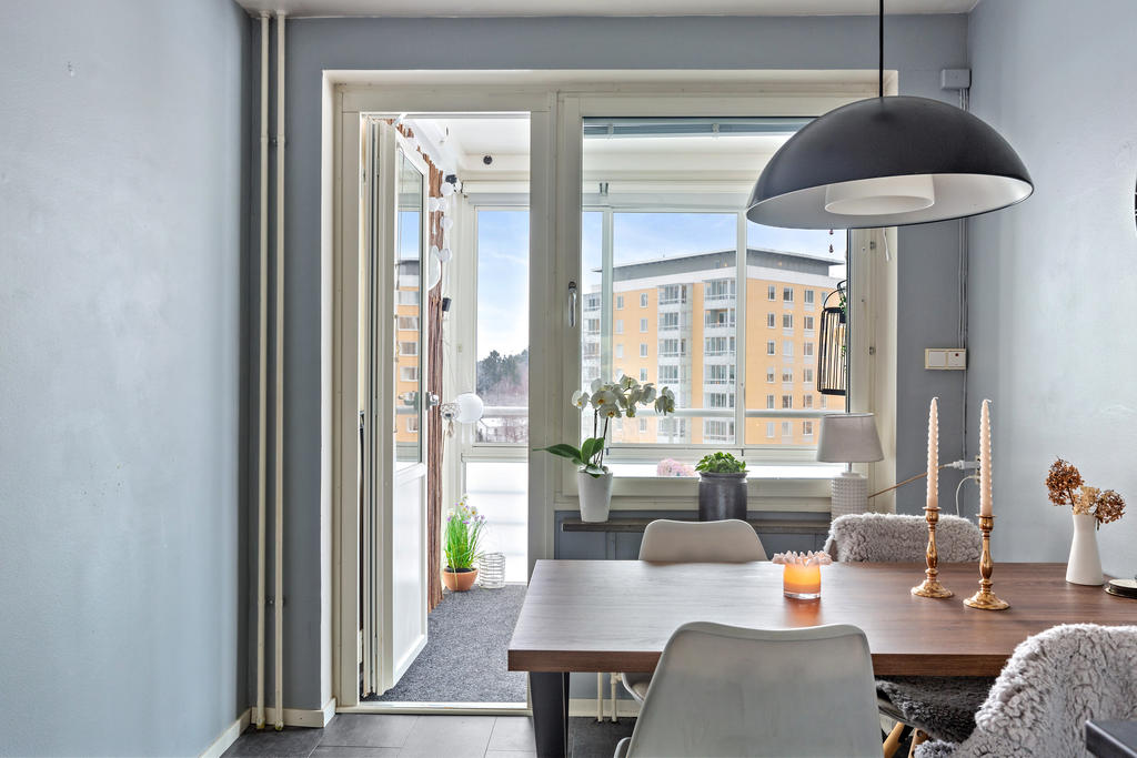 Matplats i kök med utgång till balkong