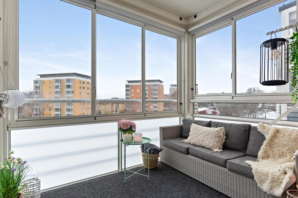 Rymlig inglasad balkong med högt fritt läge