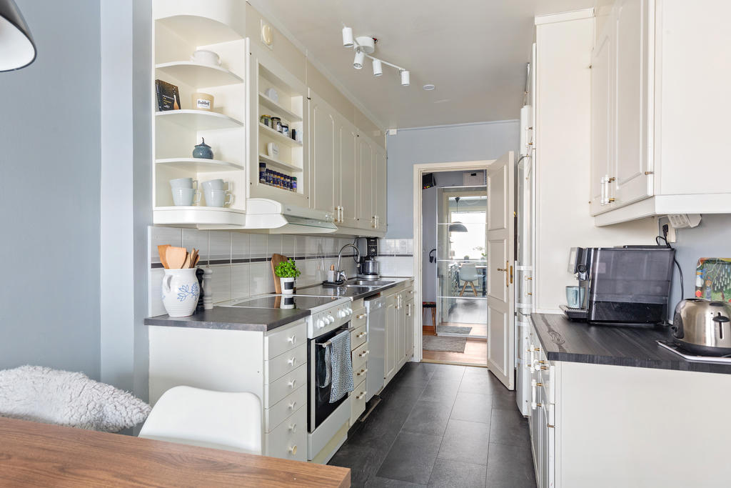 Ljusa luckor, diskmaskin 45 cm, kombinerad kyl/frys, städskåp, hällspis mm