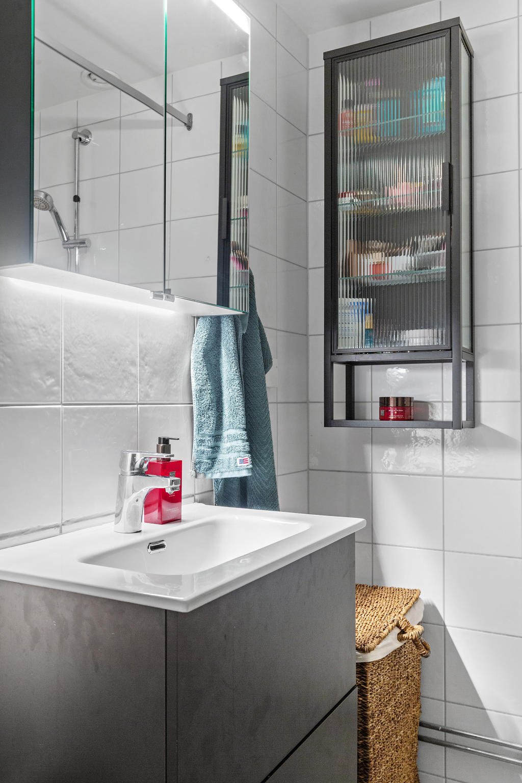 Helkaklat och renoverat badrum. Förberett för tvättmaskin