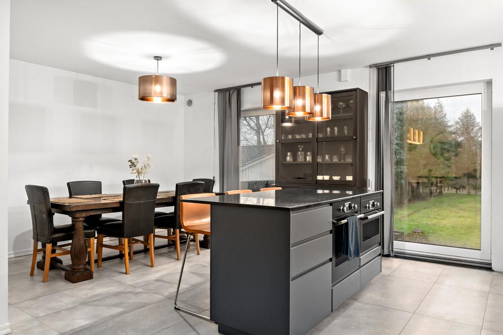 Fristående köksö samt matplats