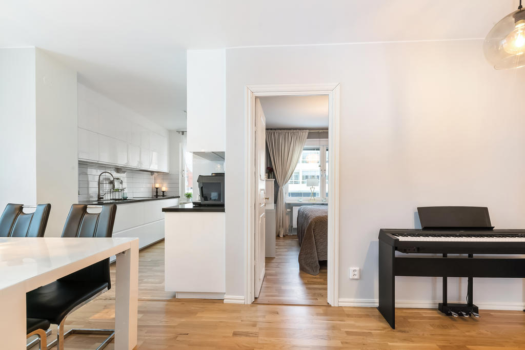 Kök och matplats i anslutning till varandra