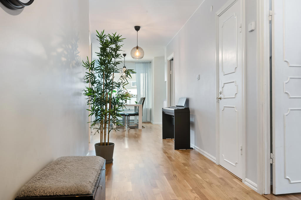 Hall in mot matplats