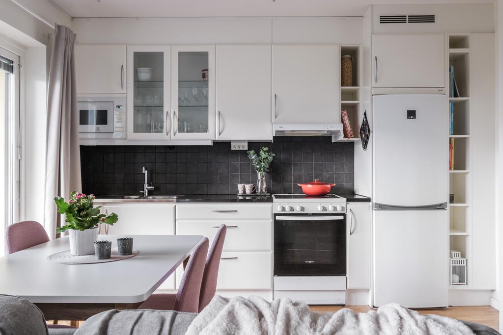 Intill köket finns det plats för matbord