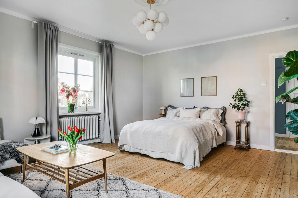 Ljust allrum med plats för både soffa och säng