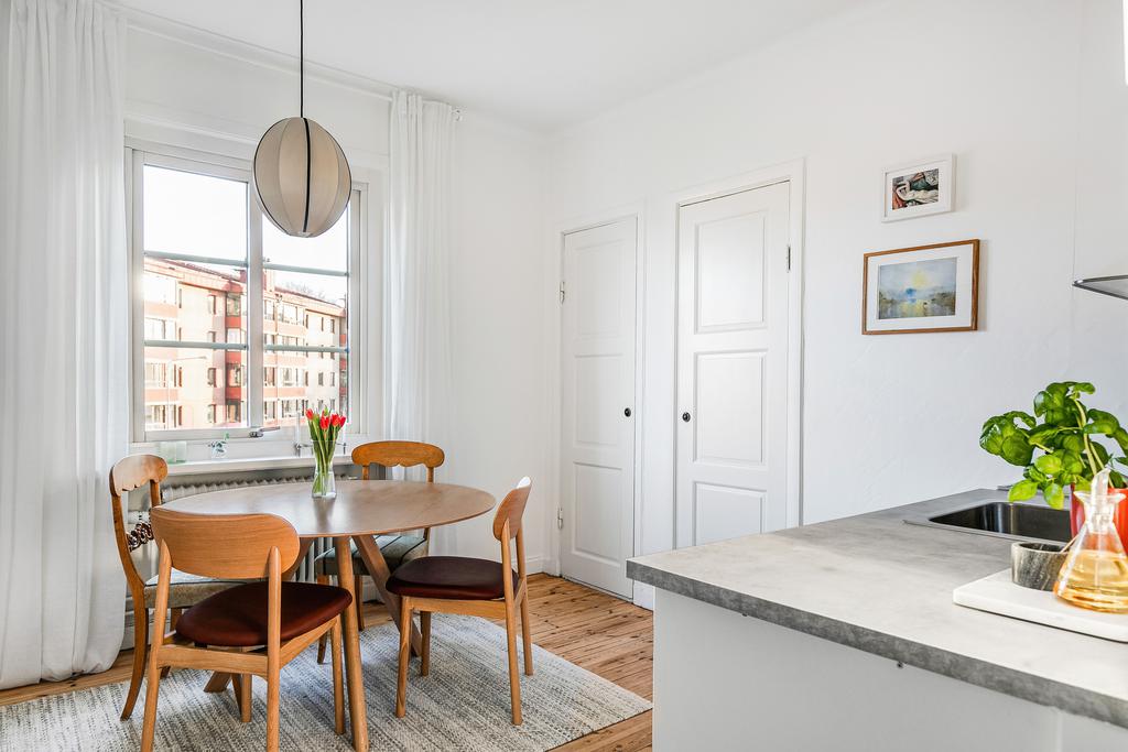 Kök med plats för matbord