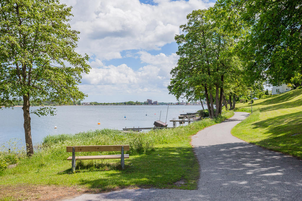 Fin gång- och cykelbana som löper hela vägen in till stadskärnan. 