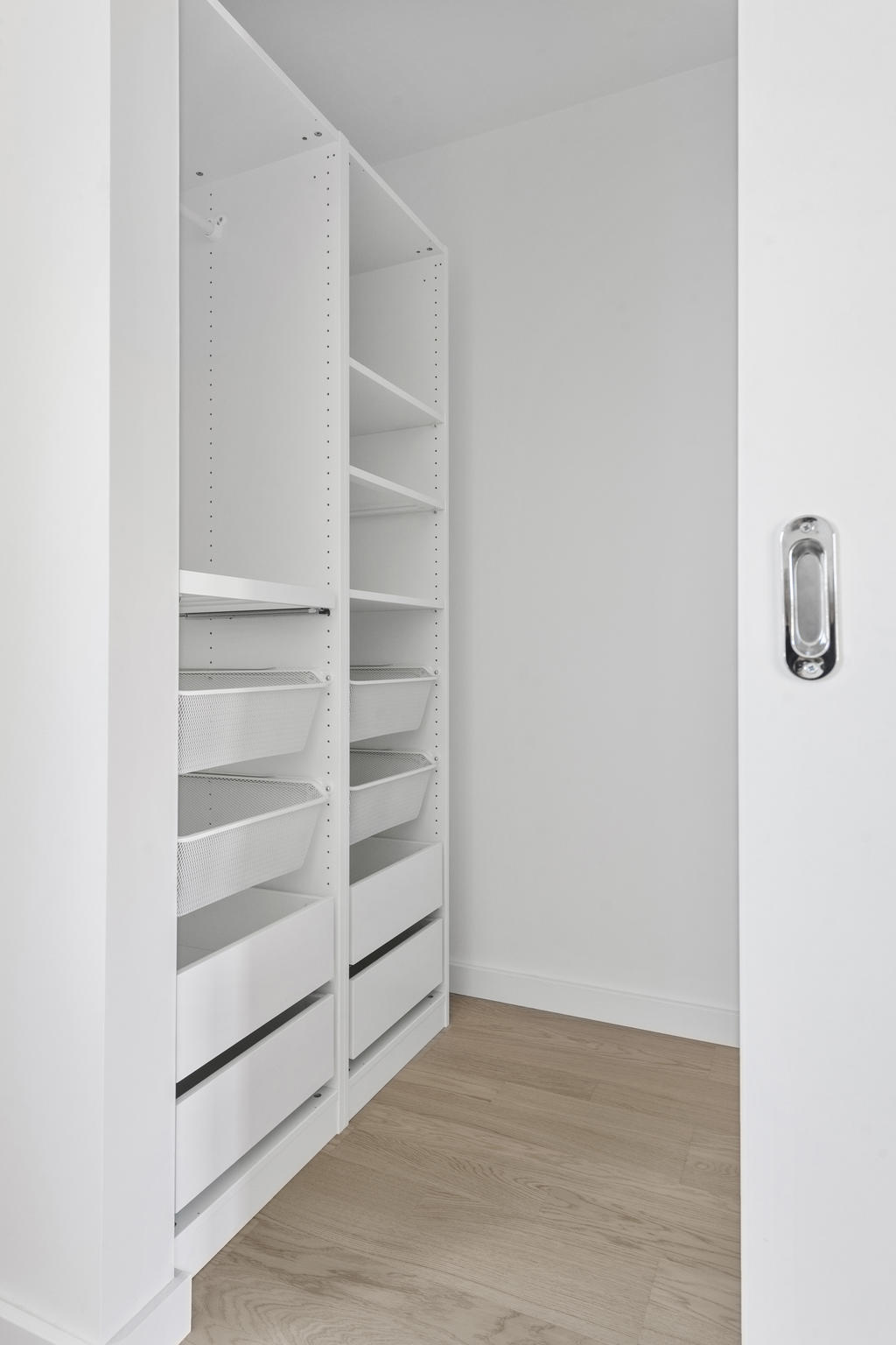 Walk in closet intill master bedroom