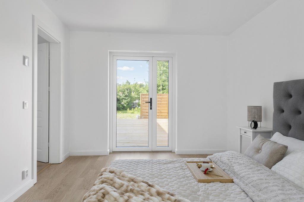Utgång till trädäck från master bedroom