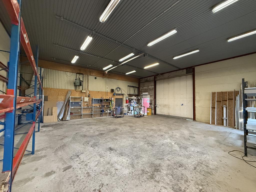 I ekonomibyggnaden har vi lokal 1 för exempelvis verkstad eller tillverkning. Uthyrd från November 2024 med 3 års kontrakt. 