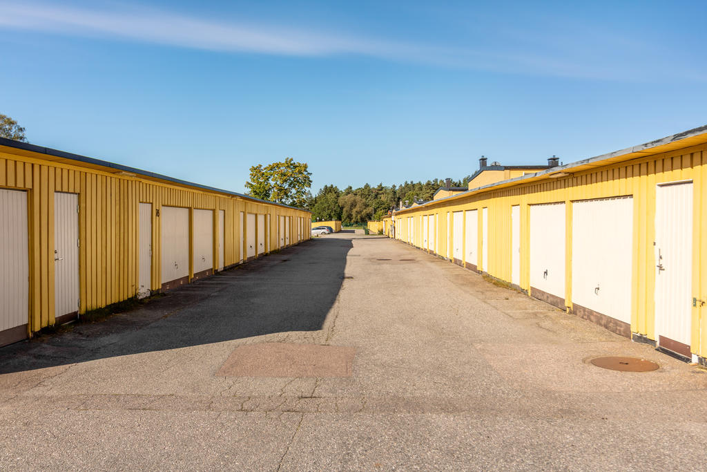 Garage och förråd i länga