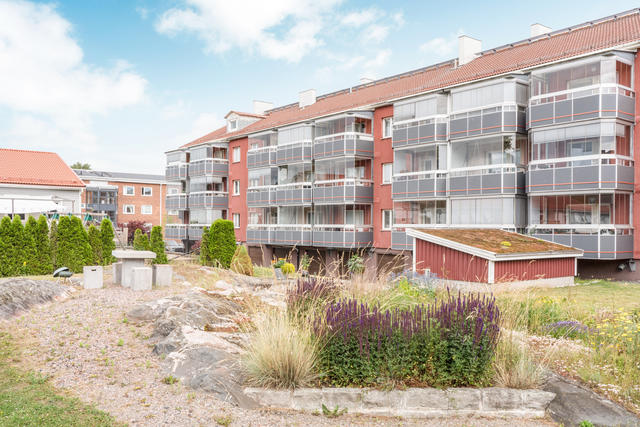 Inglasat balkong med utsikt till innergård