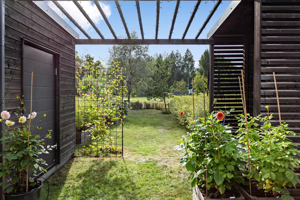 Lagom med gräsmatta för barn lek och kubbspel. Yttre förråd till vänster