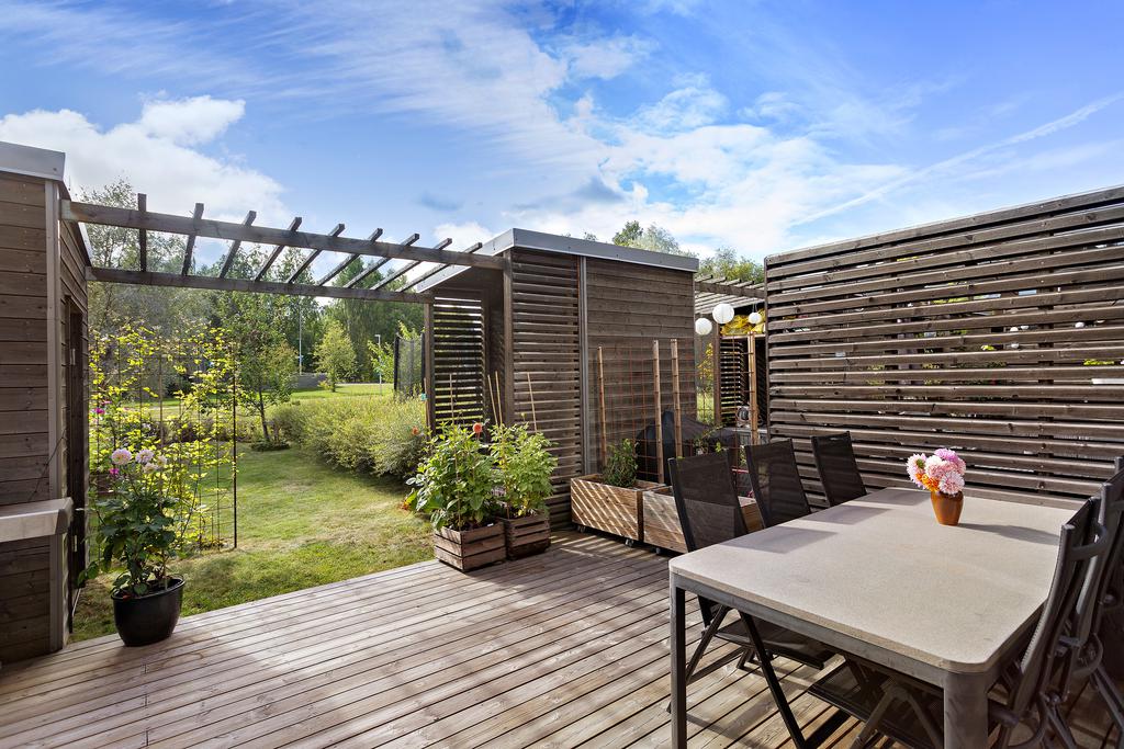 Utanför tomten finns fina parkytor