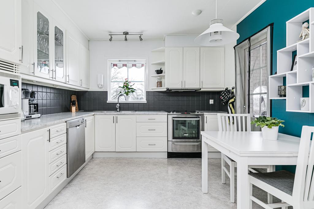 Rymligt kök med plats för matbord