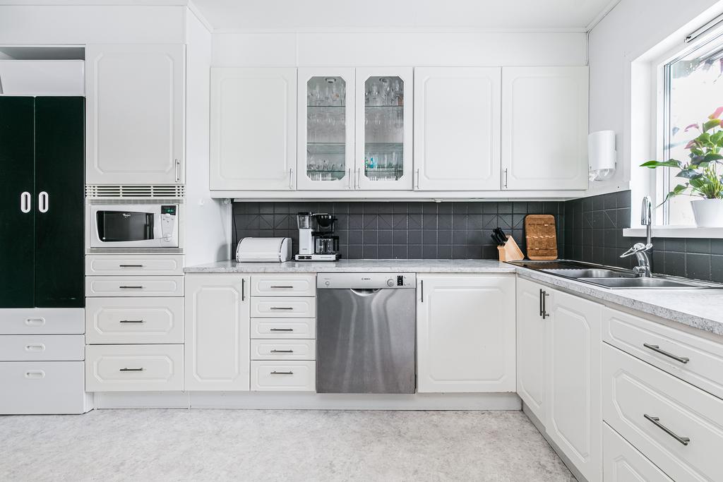 Kök med vitrinskåp