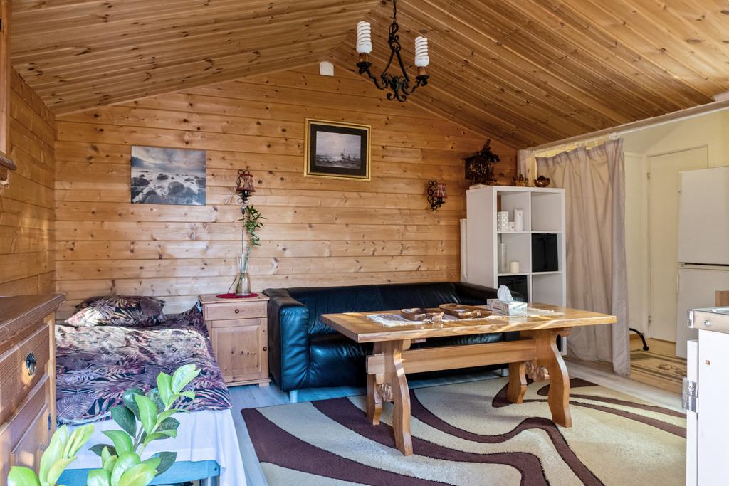 Gästhuset med vardagsrum i öppen planlösning mot köket.