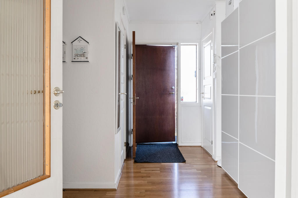 Hall med förvaringsluckor och plats för avhängning.