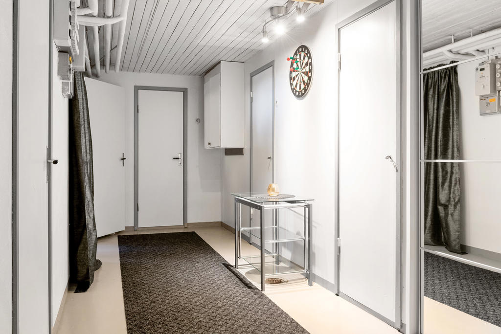 Källarplan med bra förvaringsutrymmen.