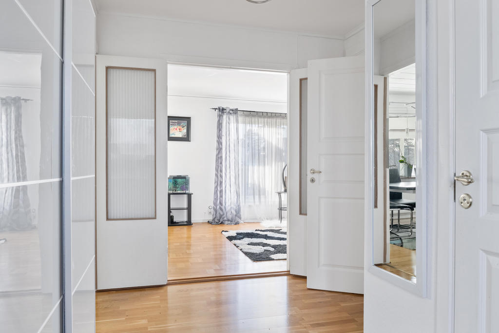 Hallen med förvaringsluckor och plats för avhängning. 
