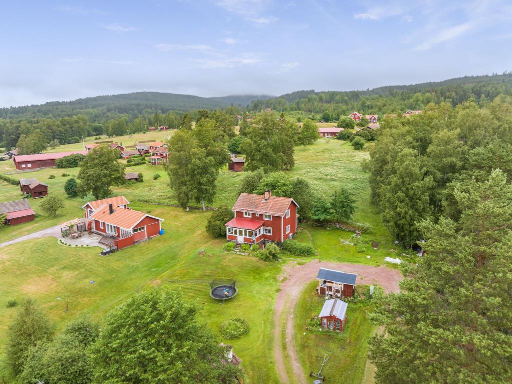 Familjevänlig 2-plansvilla med praktisk källare med lugnt och skyddat läge.