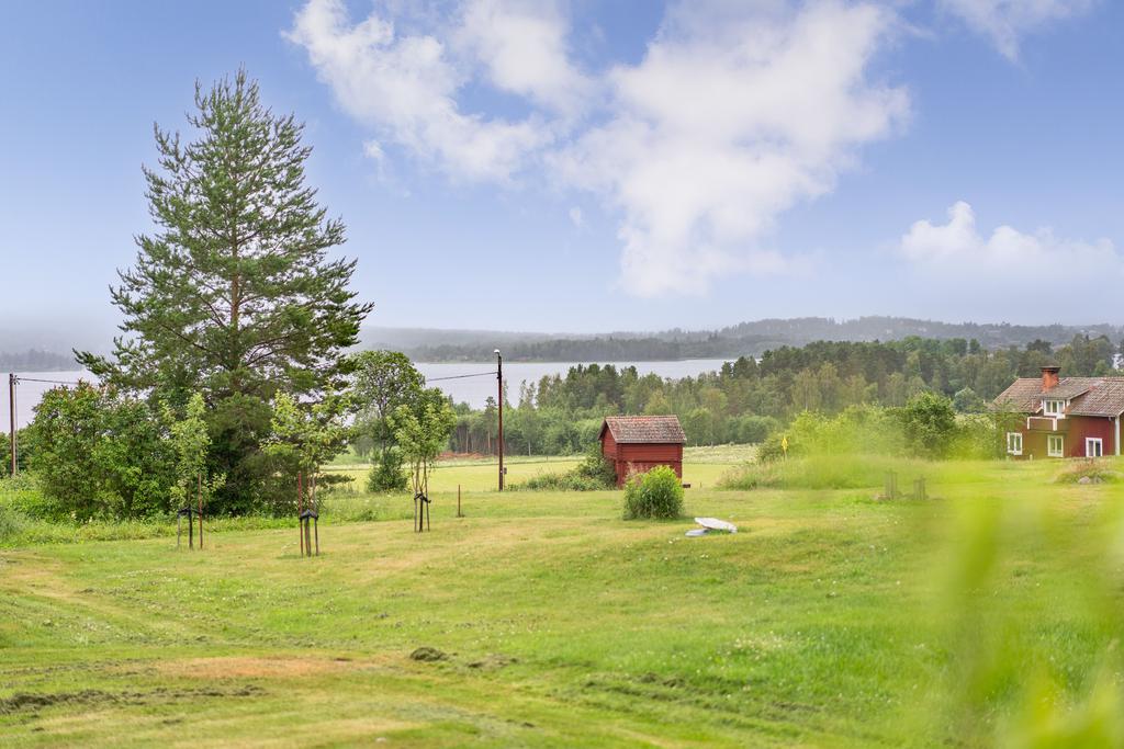 Härlig utsikt över intilliggande åkrar, ängar och sjön Insjön.