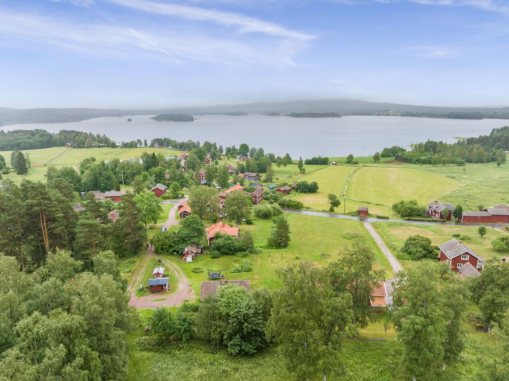 Rönnäs är en aktiv by med härlig gemenskap och många aktiviteter. Här anordnas allt från det självklara midsommarfirandet till sill- och julfester, tipspromenader, kyrkbåtsrodd och gemensamma hundpromenader.