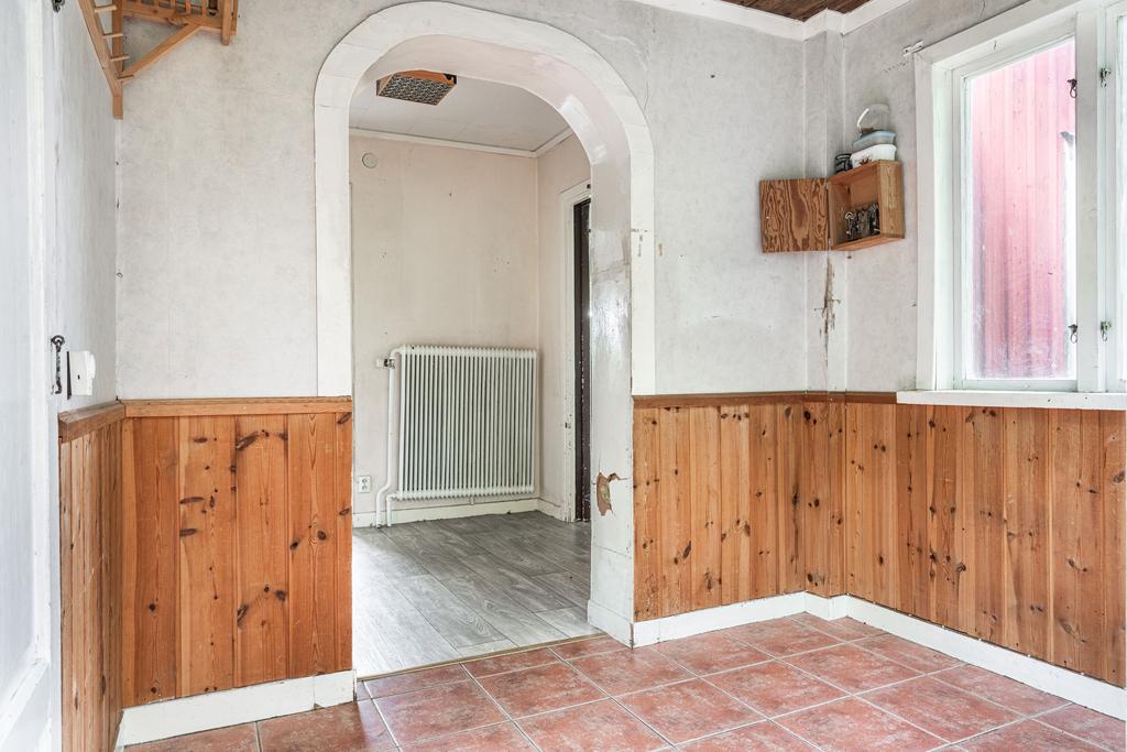 Stor praktisk hall med separat förråd.