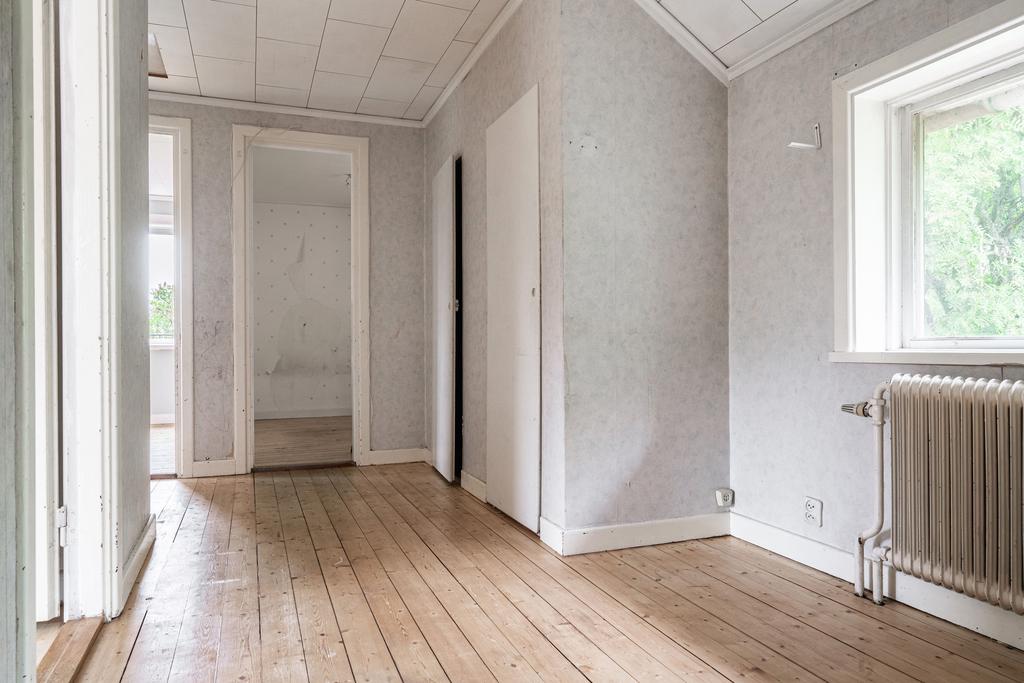 På övre plan finns möblerbar hall, som kan fungera som läshörna eller liten kontorsplats.