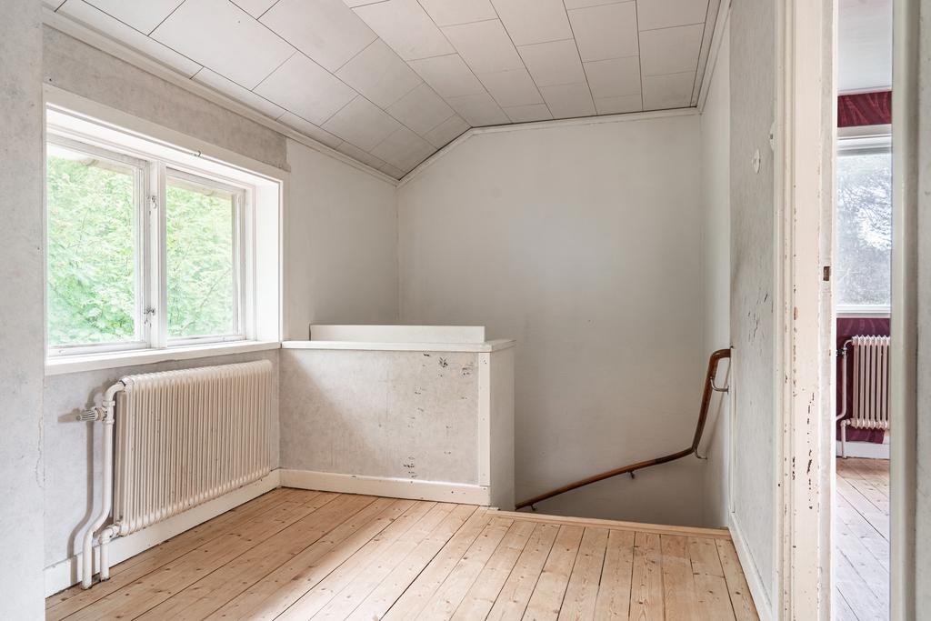 På övre plan finns möblerbar hall, som kan fungera som läshörna eller liten kontorsplats.