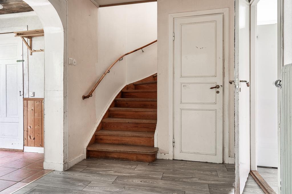 Inre hall med trappen upp.