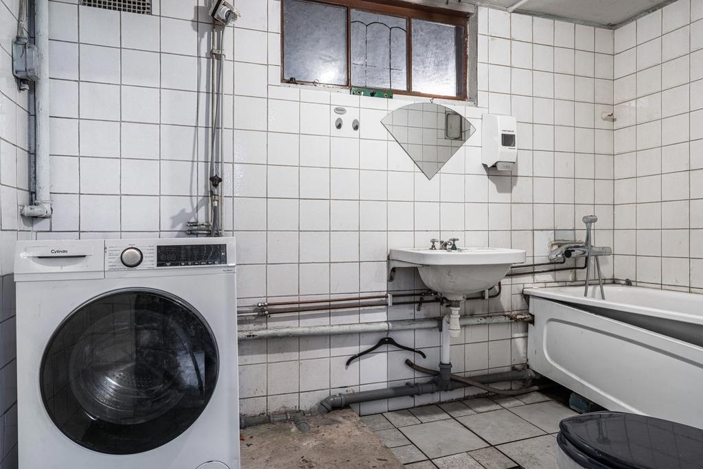 Tvättstuga/badrum i källare.