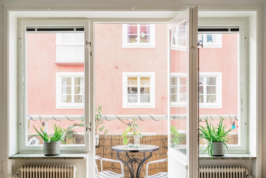 Stora fönster ut mot balkongen