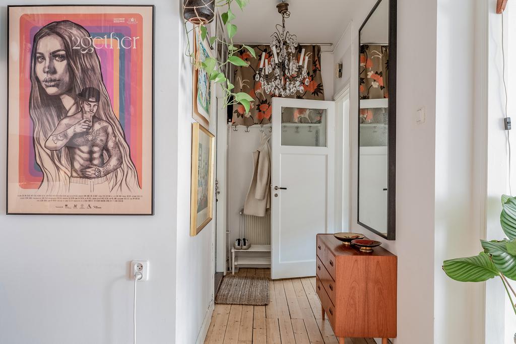 Inre hall mot hallen och kök