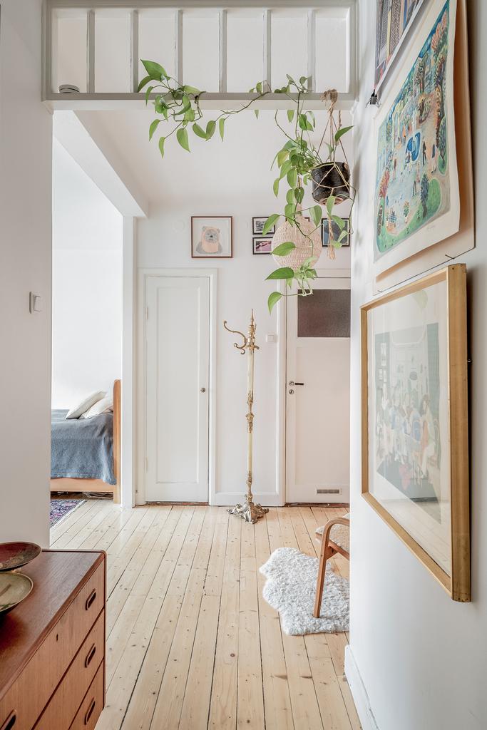 Hallen mot inre hall och vardagsrum