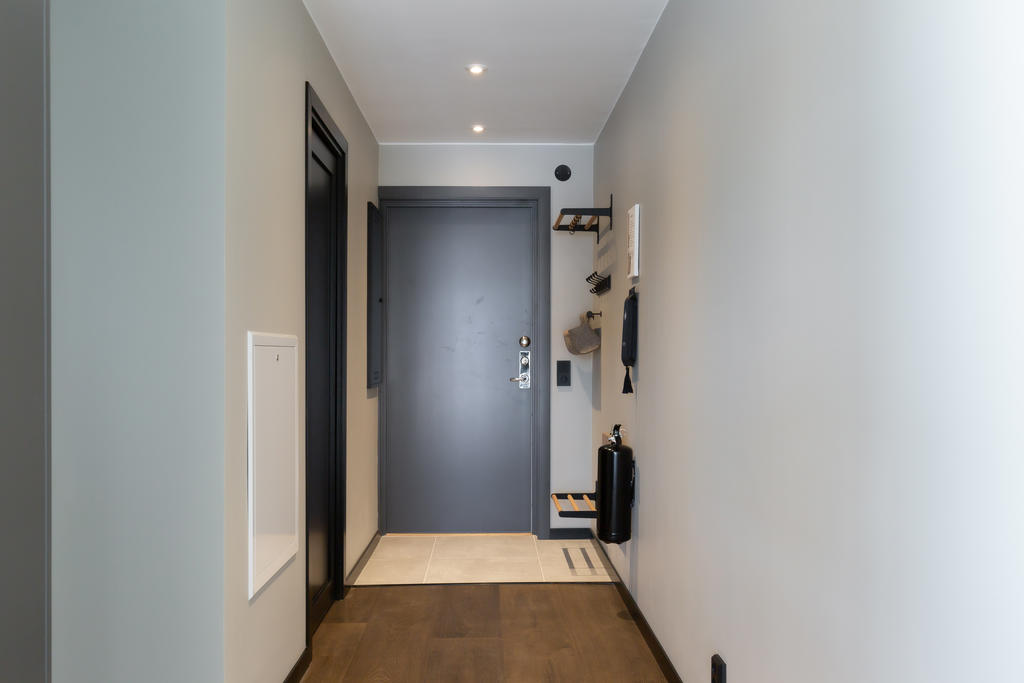 Hall med klinkrat golv. 