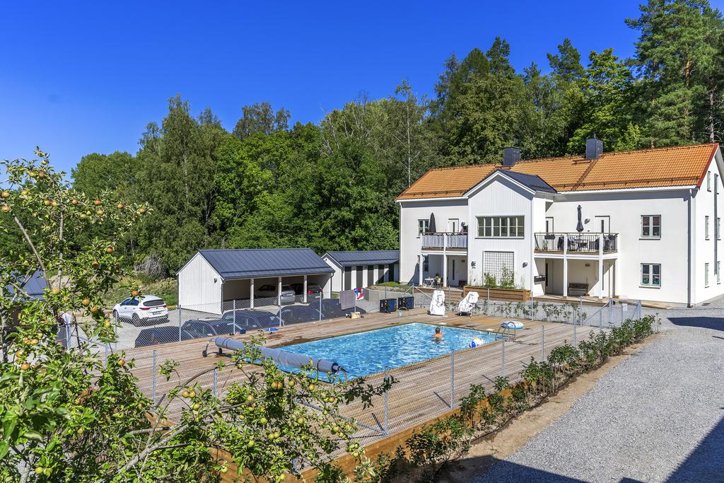 Föreningens gemensamma poolområde hundratalet meter bort.