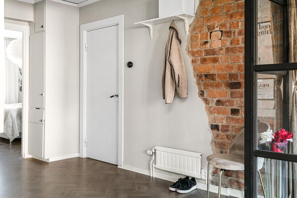 Entréhall med framtagen tegelvägg