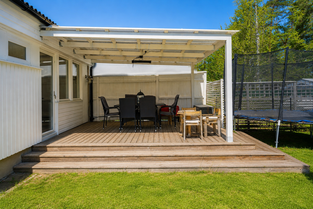 Illustrationsbild framtagen med hjälp av AI för att visa fastigheten under sommarförhållanden.