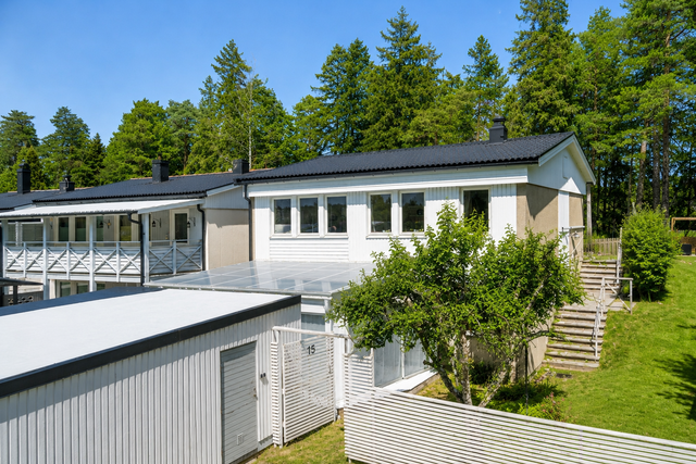 Illustrationsbild framtagen med hjälp av AI för att visa fastigheten under sommarförhållanden.