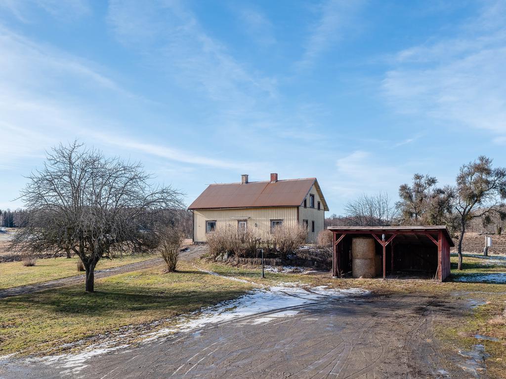 Carport och boningshus