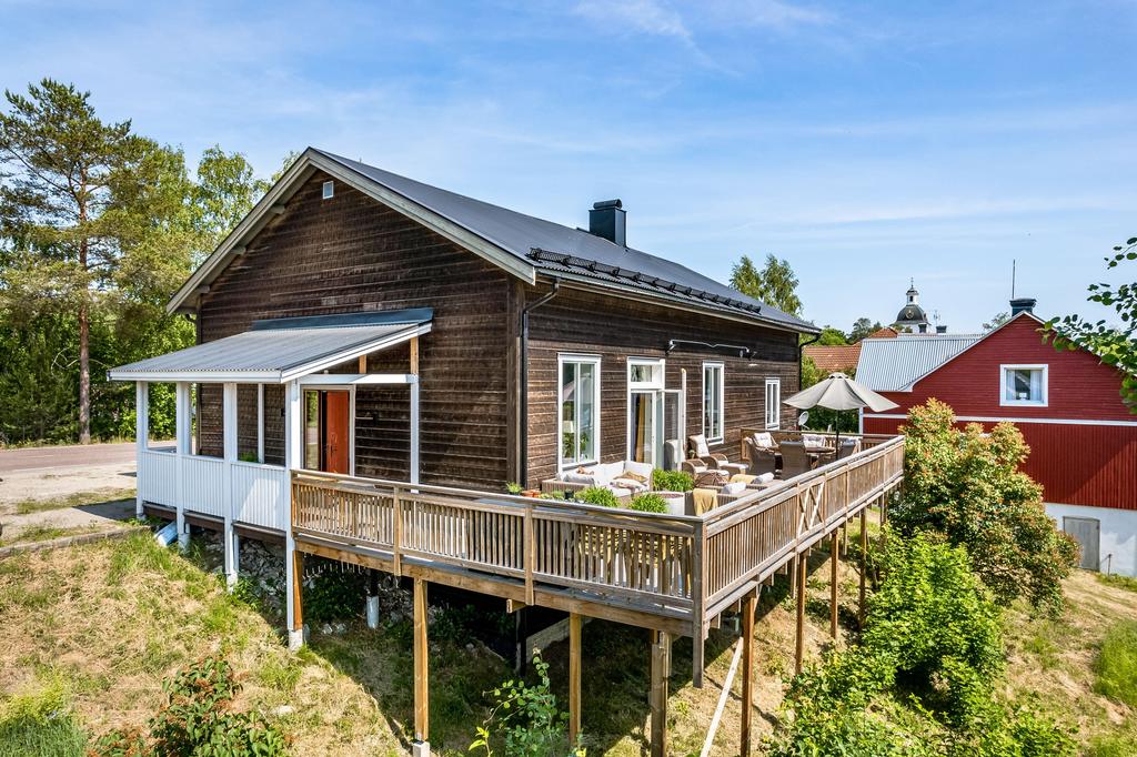 Stor altan i söderläge och högt belägen!