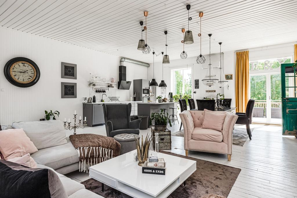 Öppen planlösning med kök och vardagsrum