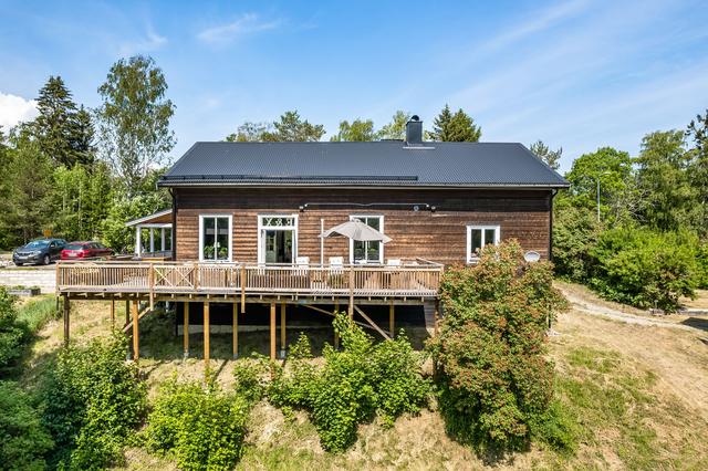 Välkomna till Kyrkvägen 21, det helrenoverade huset med en fantastisk altan, högt beläget i ett härligt söderläge