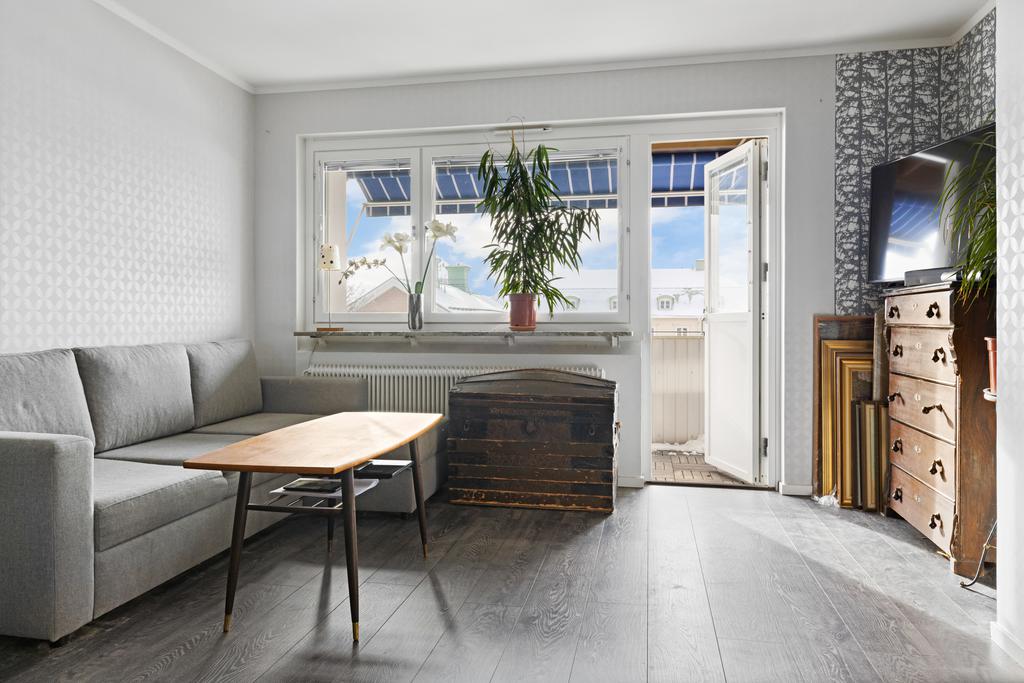 Vardagsrum med utgång till balkongen