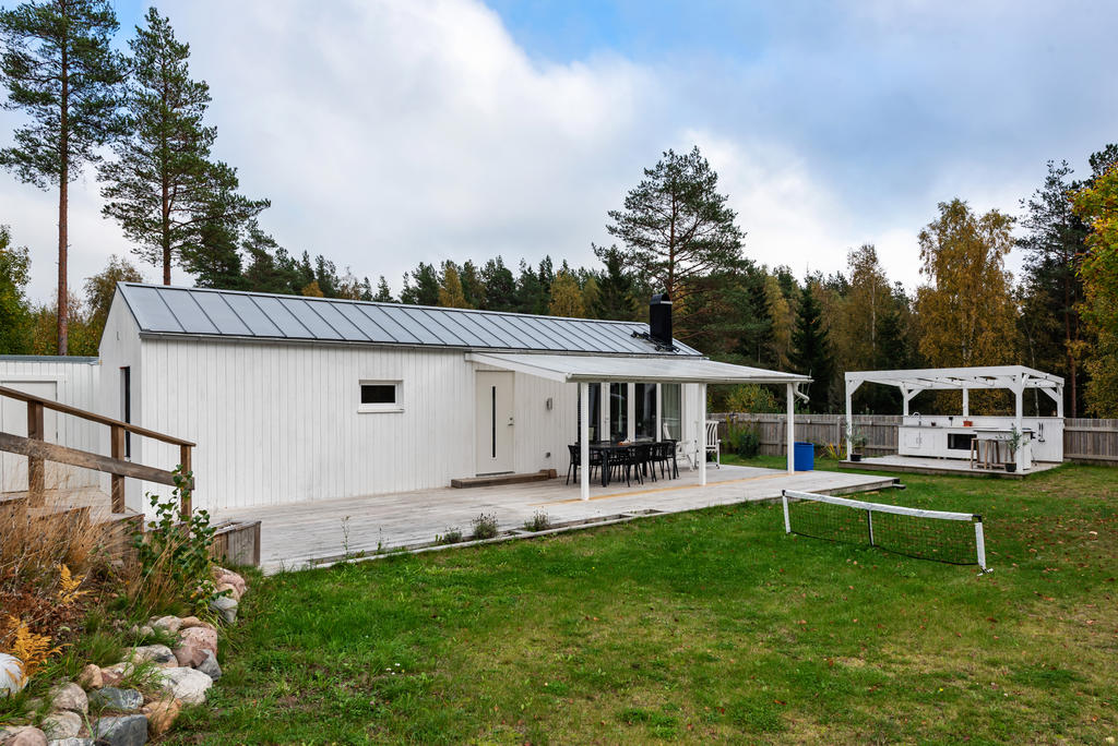 Huvudbyggnad och ett sommarkök