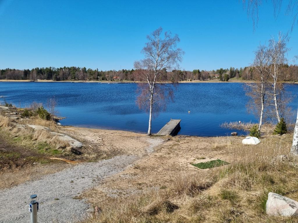 Mot båtbryggan