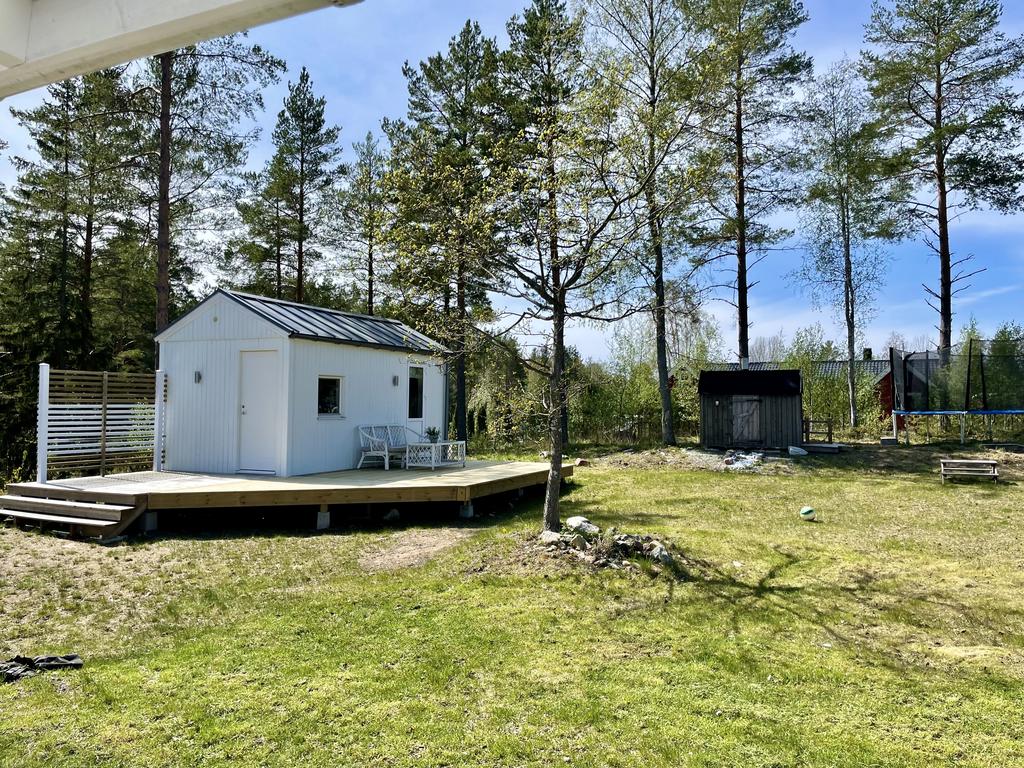 Gästhuset och ett förråd
