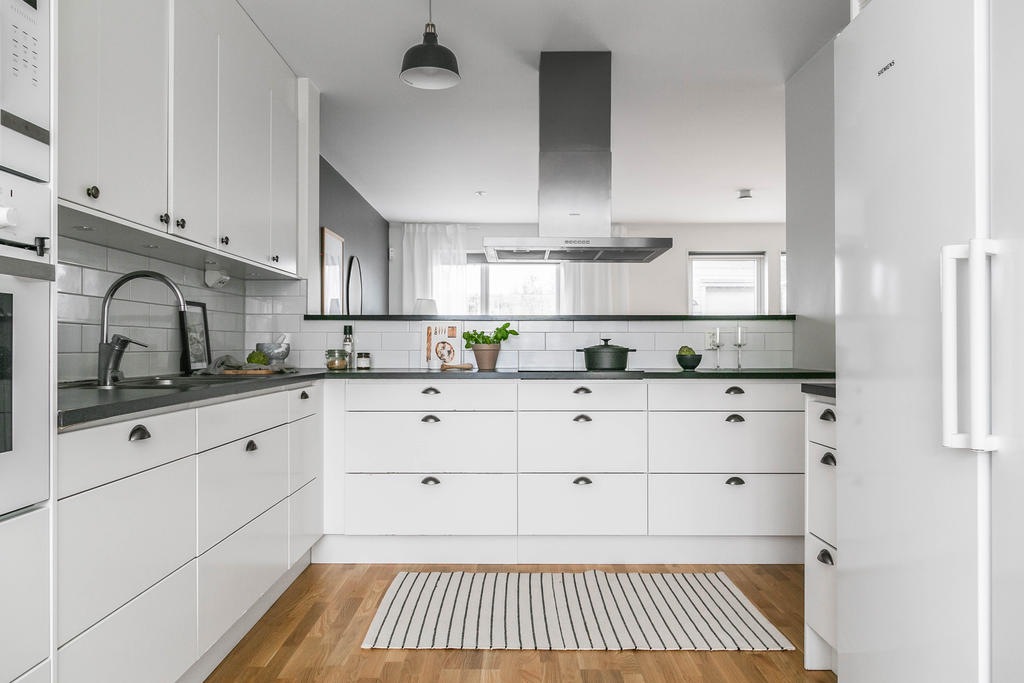 Kök med social planlösning in mot vardagsrummet. 