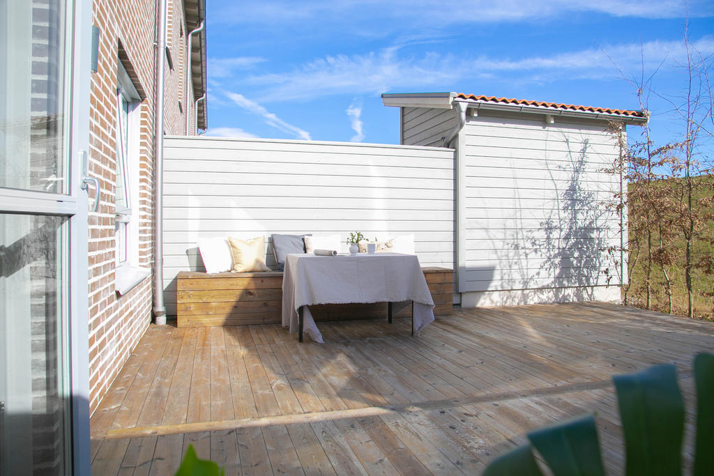 Privat och insynsskyddad uteplats på baksidan.